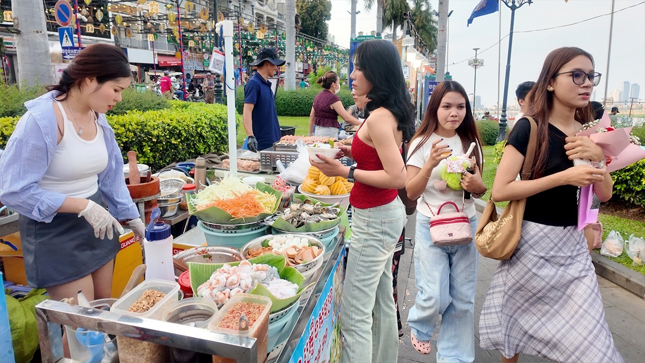Inside! CAMBODIAN Street Food Tour 2026 - Chaktomuk Walk Street in Phnom Penh City, 4k 60FPS