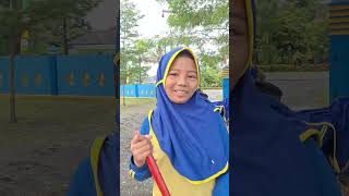 wow pintarnya murid SD membersihkan halaman