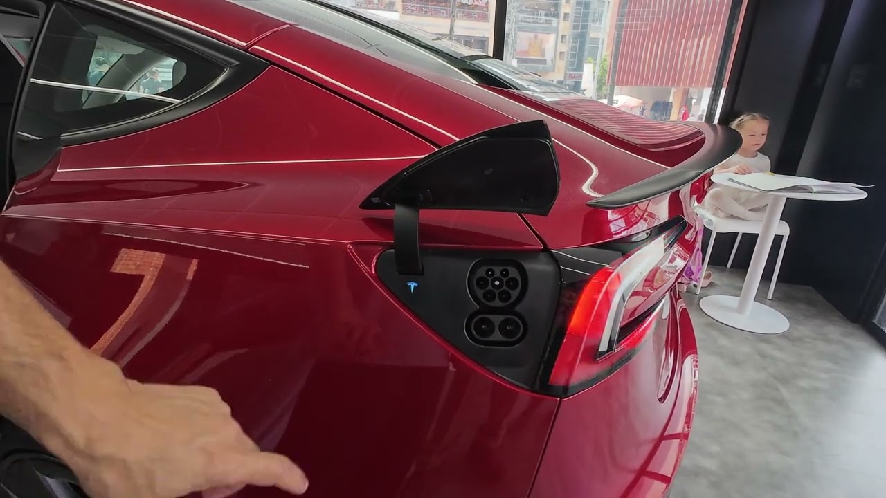 Автосалон Tesla в Боготе