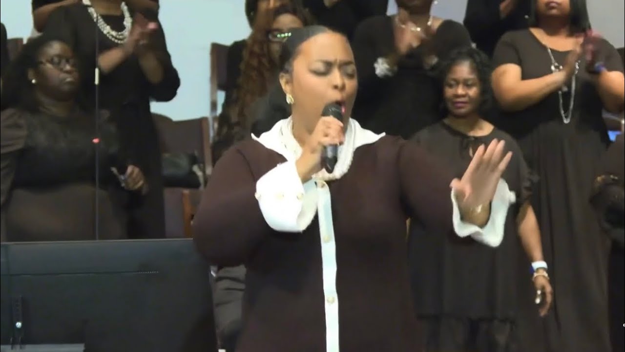 Кристен Джойэнн Джеймисон исполнила песню «Lean On Me» на прощальной церемонии преподобного Джесс...