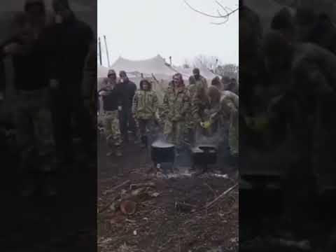 الرئيس الشيشاني قديروف وجنوده وهم ينشدون أناشيد صوفية قرب الحدود الأوكرانية اليوم 