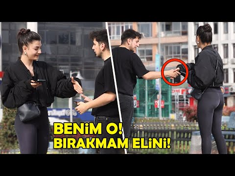 HANIM KIZLARIN ELİNİ TUTUP BIRAKMAMAK ! ÇOK RİSKLİ KAMERA ŞAKASI