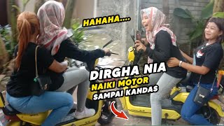 KETAWA AJA LIHATNYA KETIKA NIA DIRGHA NAIKI MOTOR INI DAN SEKALIGUS SENGGOL DUA PENUMPANG