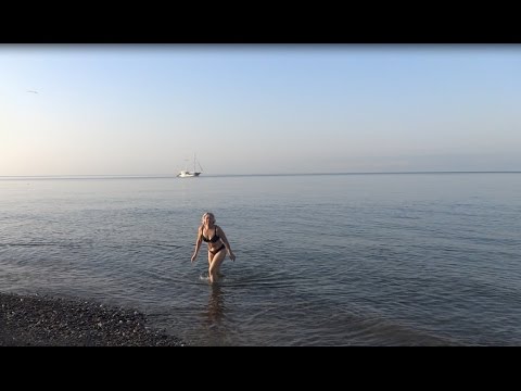 Абхазия май купаться. Жена на море Лазаревское. В мае купаются ли в море в Сочи. Можно ли купаться в мае в Сочи в море.