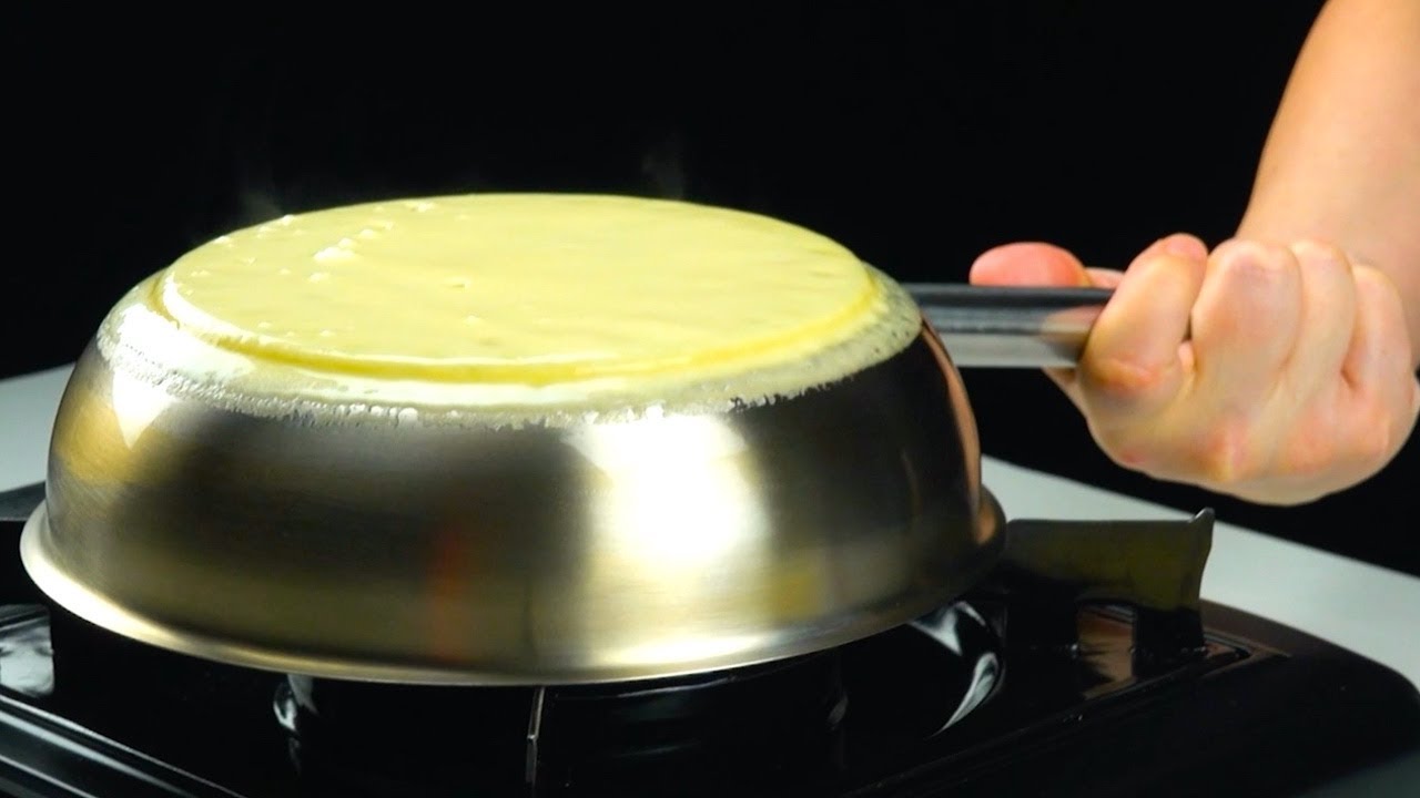 Fazer crepe com a frigideira virada de cabeça para baixo? Interessante!