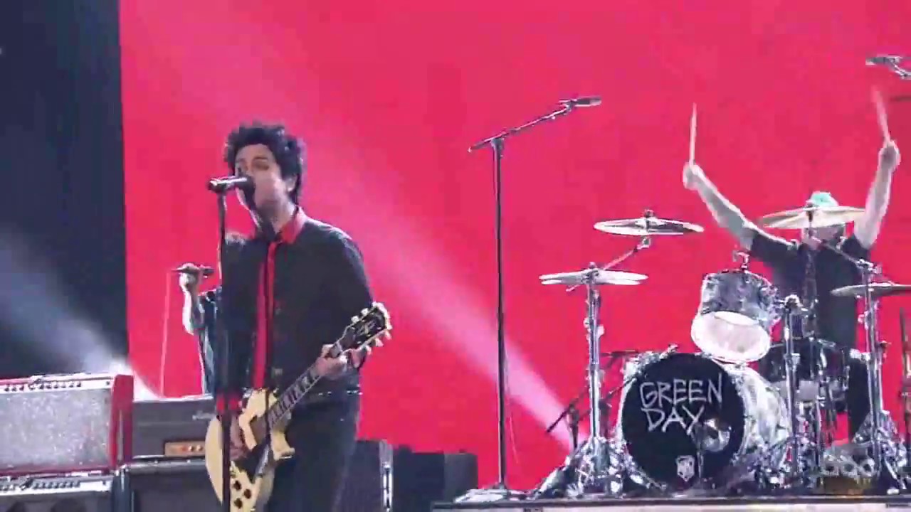 Green Day Chant 'No TRUMP, NO KKK, NO Fascist USA' at AMA 2016