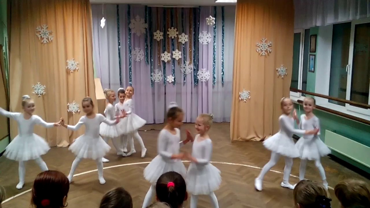 Песня танец младшая группа. Танец снежинок в младшей первой группе. Танцы для младшей группы декабрь. Танец снежинок для старших классов. Учим танец снежинок подгтгруппа.