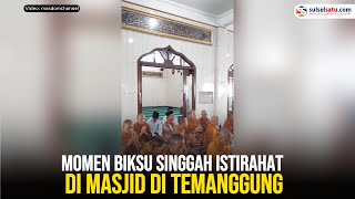 Momen Biksu Singgah Istirahat di Masjid di Temanggung