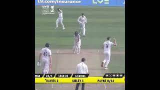 David Payne bowls Davies with a lovely delivery 😍