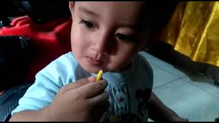 nahwan lucu makan mini stick.