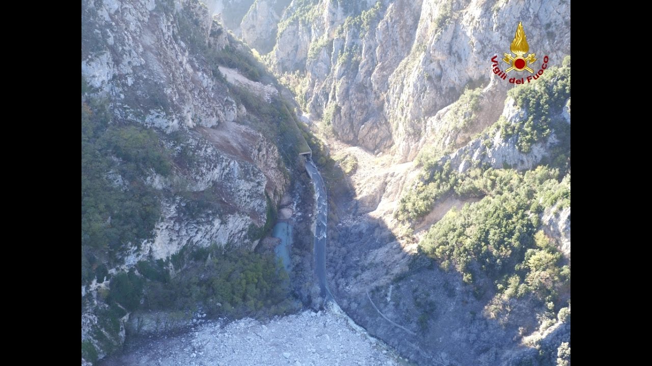 TERREMOTO CENTRO ITALIA  FRANA VALNERINA VISTA DA UN DRONE