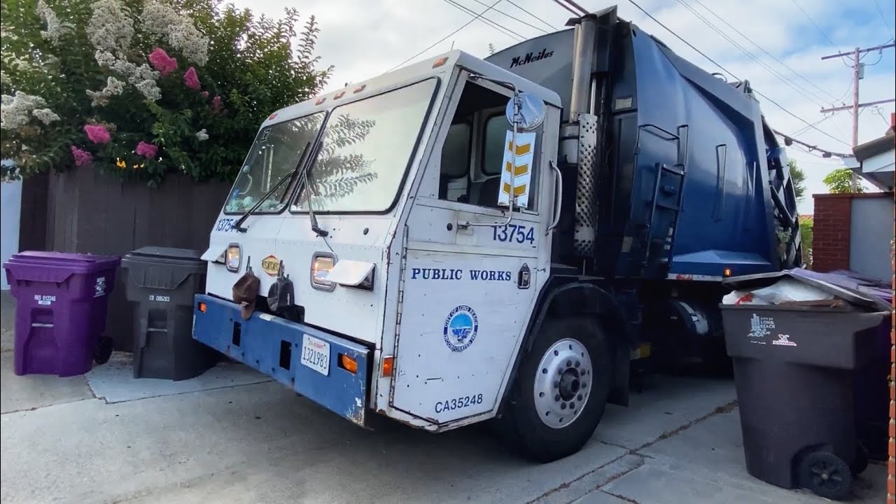 City of Long Beach | CCC McNeilus Rear Loader 13754