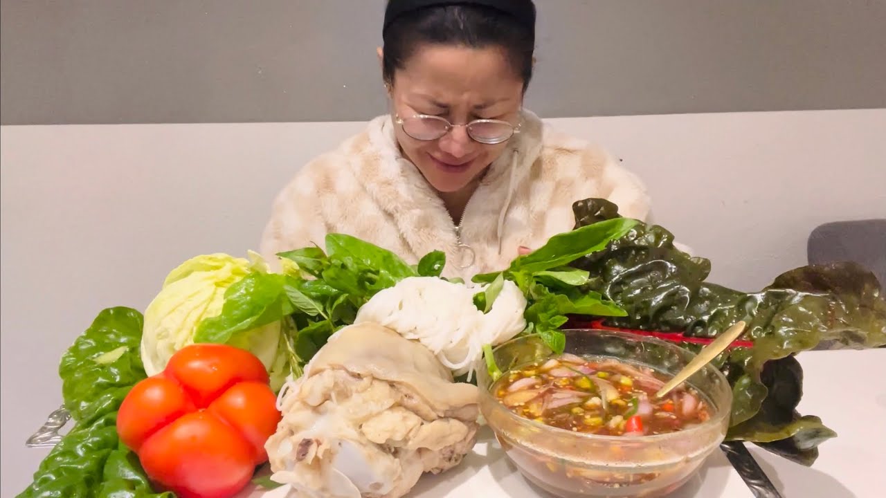 หมูต้มเกลือน้ำจิ้มแจ่ว Boiled pork with salt and dipping sauce is very delicious.🤤20.11.24 Ep57