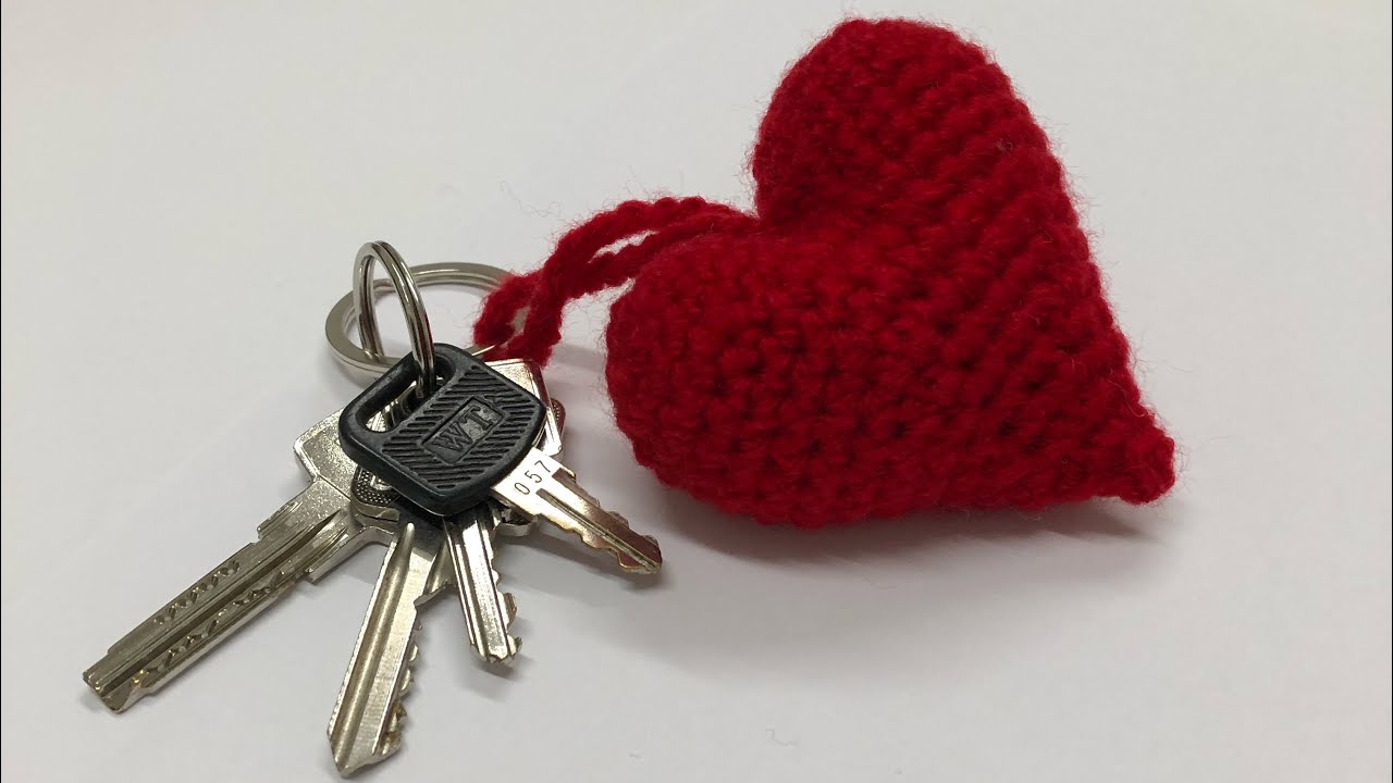 ميدالية كروشيه على شكل قلب/crochet keychain heart