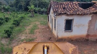 pa carregadeira derrubando casa e fazendo entulho