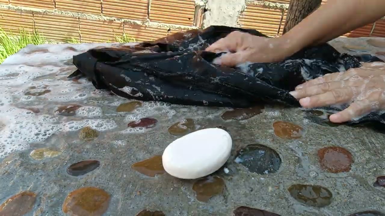 Lavando con jabon de baño colombiano de  