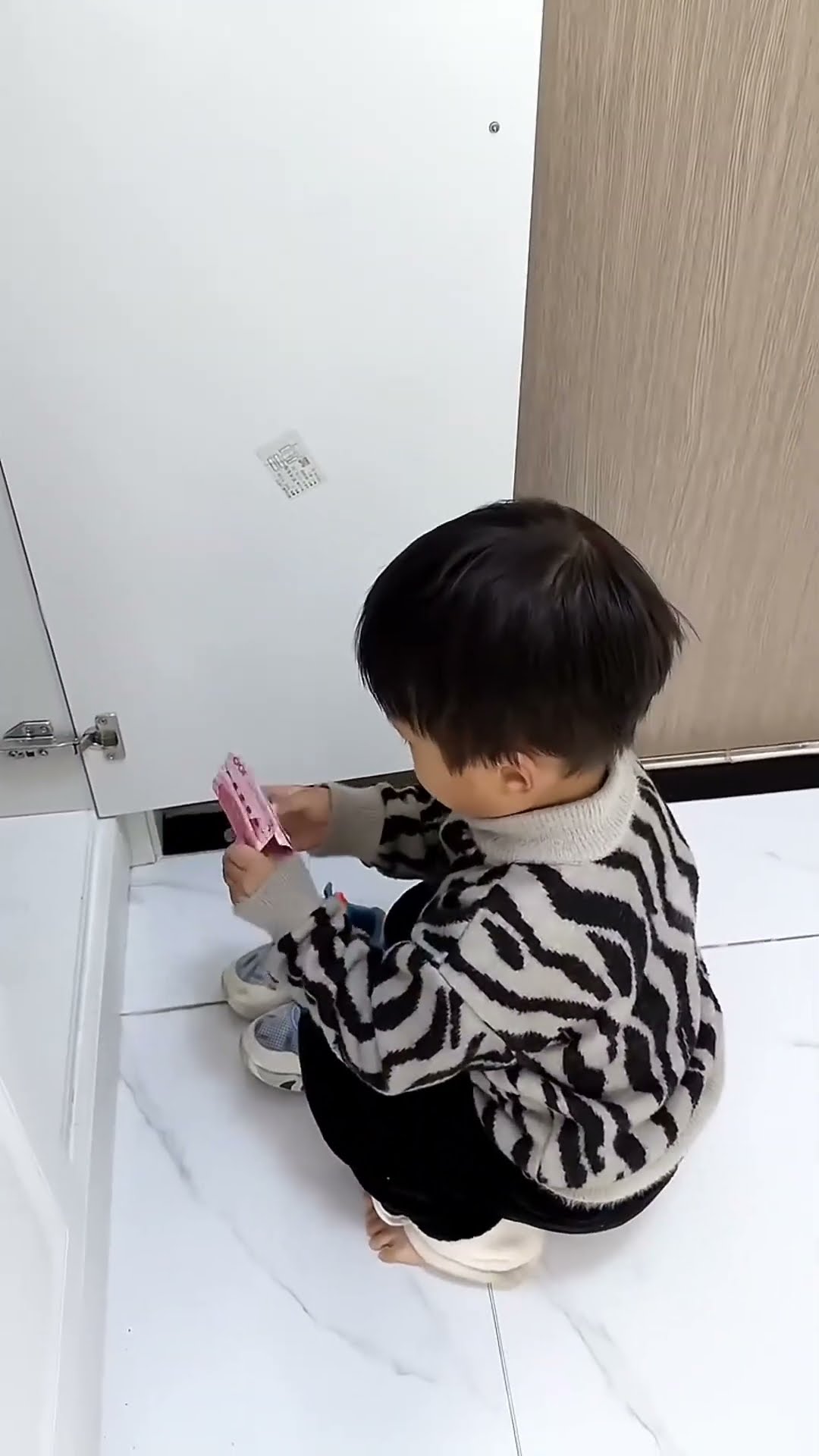 Dad was confused this time  the private money was clearly in his pocket!# Cute baby#Cute# goofy Xia