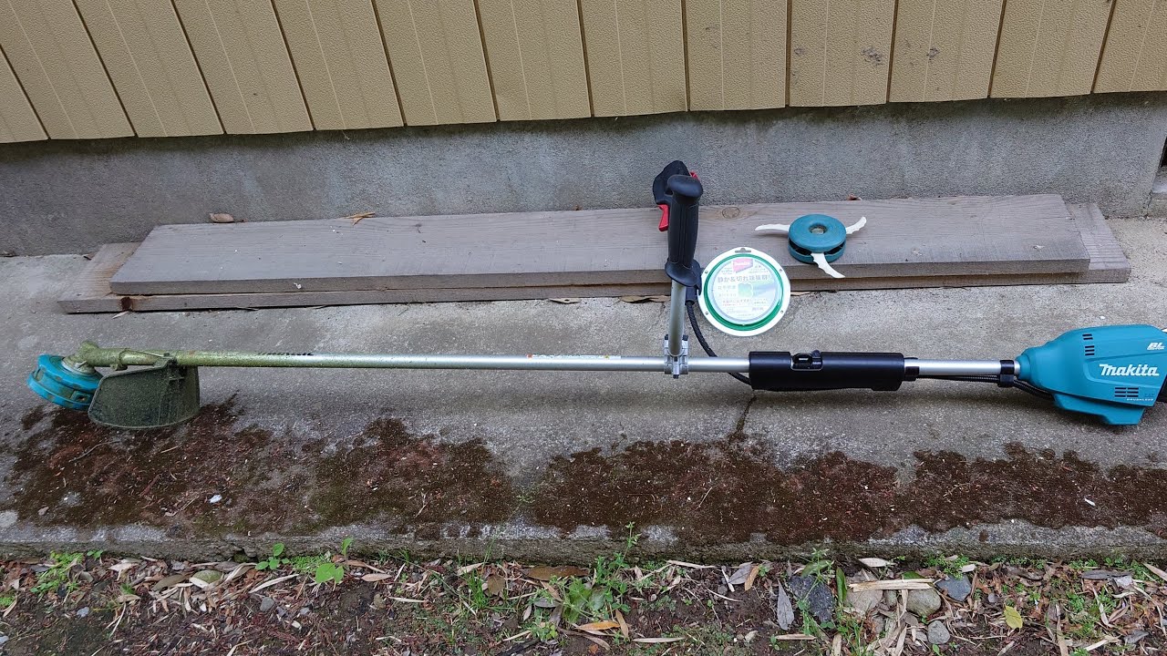 The nylon cord and plastic blades used with the Makita MUR195 were