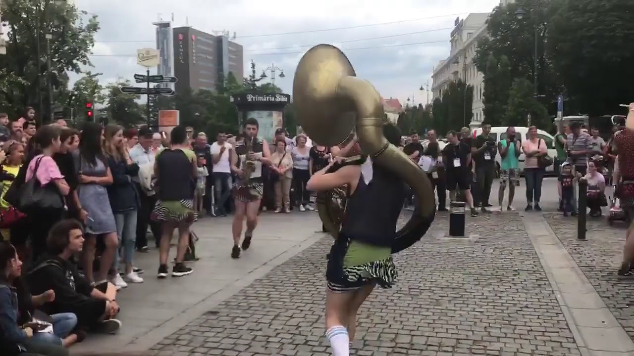 Mancini minifalda version.