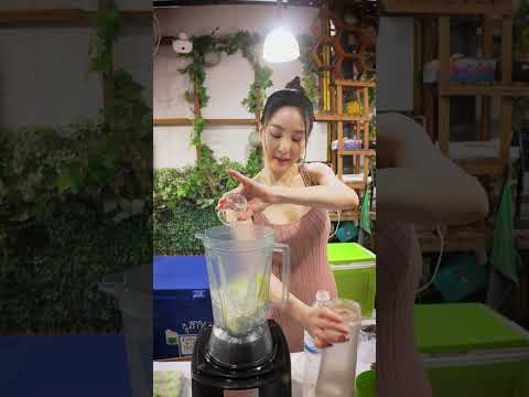Beautiful Juice Lady in Bangkok, Thailand