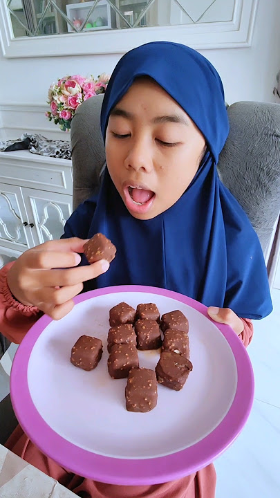 Riska's Vlog of Eating Ice Cream Boxes Goes Viral