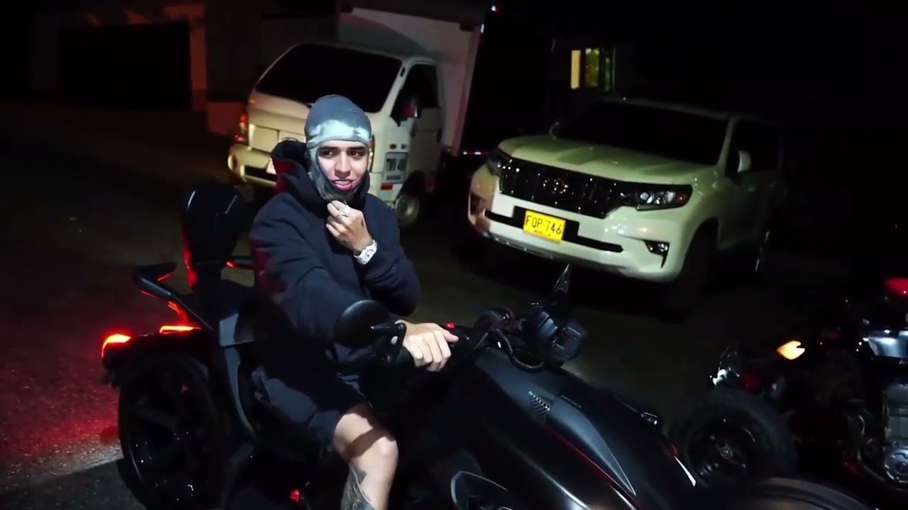 WESTCOL IRL POR LAS CALLES DE MEDELLÍN CON VALKA HADES Y KRIS R MONTANDO EN LAS MOTOS