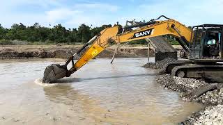 Massive Excavator Digs Through the River Like a Monster!