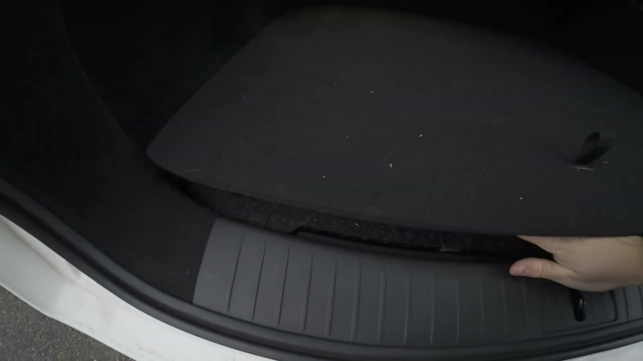 OMODA 9 – Расположение набора инструментов: где найти зарядное устройство, треугольный ключ и бук...