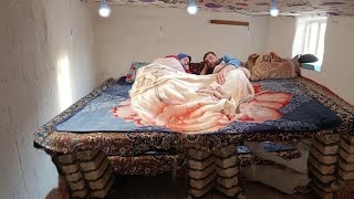 A couple's dream life in the heart of the wild, and their efforts to build a shelter.