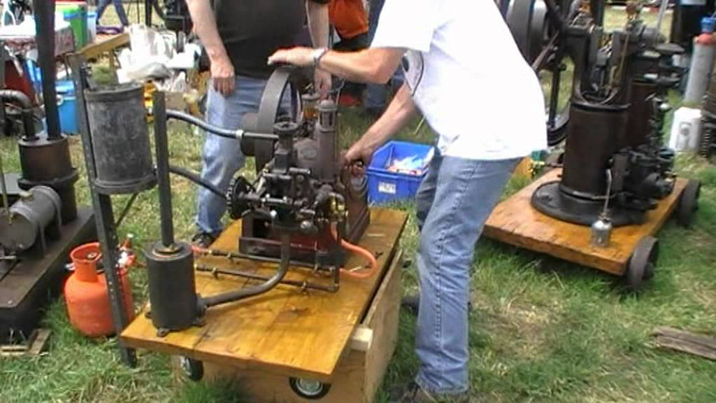 Stationaire motoren show in Nuenen 2011 lopend langs de mooie motoren