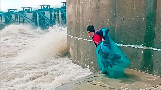 MENJEMPUT REJEKI ‼️ JALA IKAN DI DEPAN PINTU AIR HASILNYA SUNGGUH LUAR BIASA