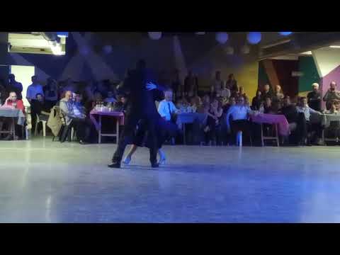 Estela Báez y Julio Balmaceda en la preliminar de Azul 2022