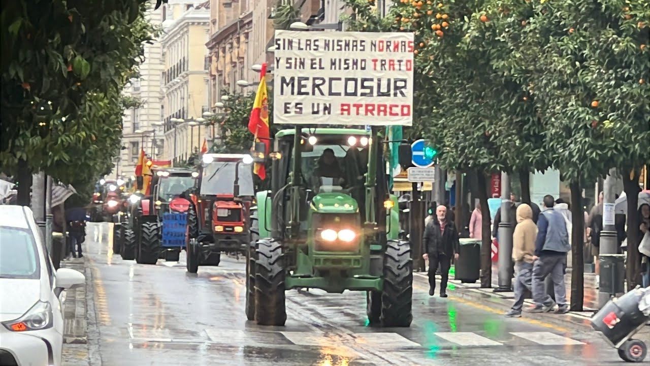 Los tractores protestan por las calles de Granada contra el acuerdo de Mercosur y la PAC 2027