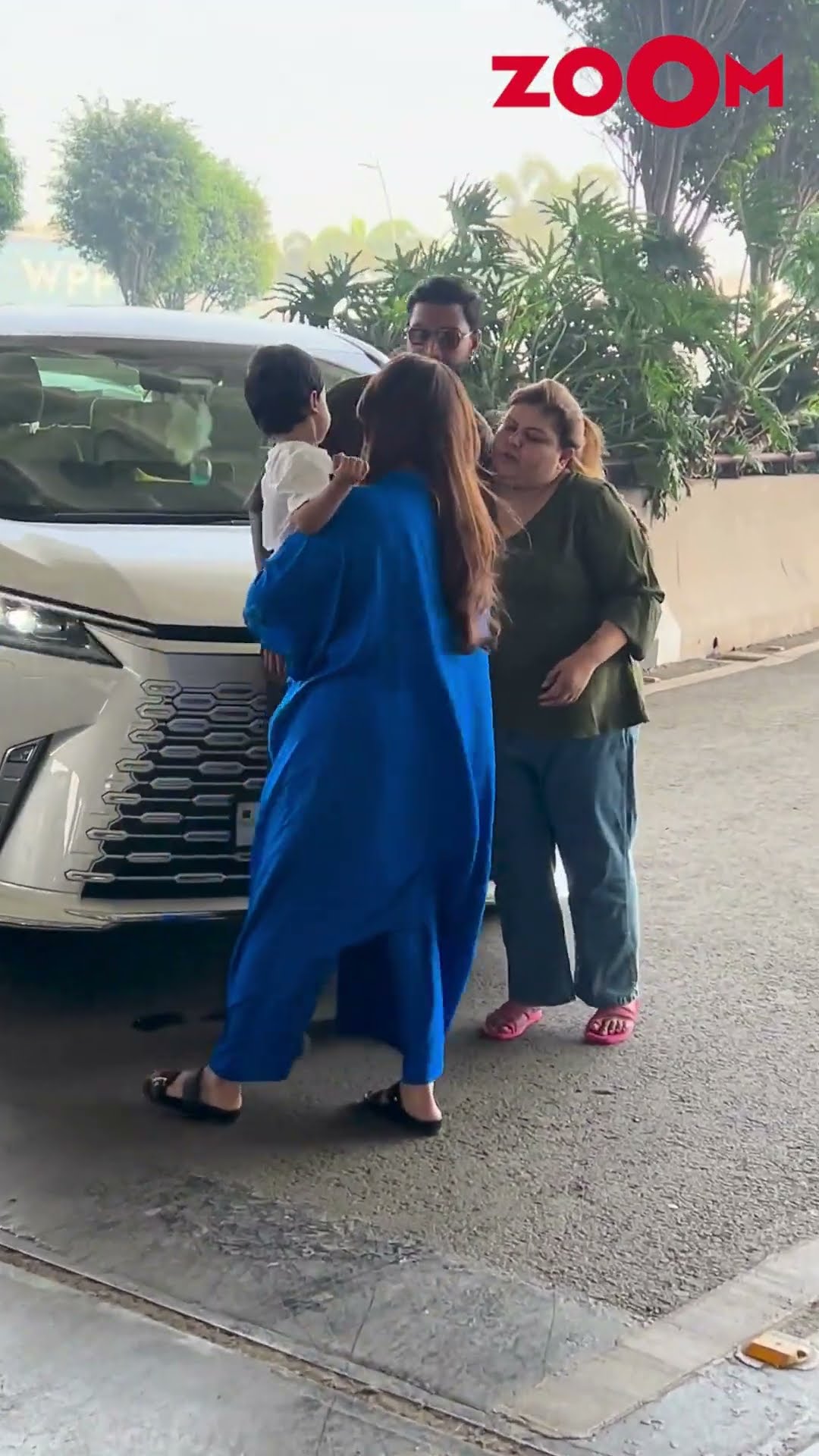 Hardik Pandya and Krunal Pandya were SPOTTED together with their family #hardikpandya #shorts