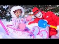 Видео игры как мама. БЕБИ БОН на прогулке! Ищем Замок в снегу! - Baby born в видео куклы для девочек