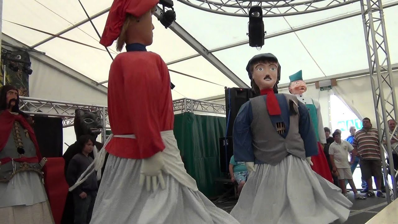 Les Géants de Maffle - Pélot et Pélette au concours de danse de mini-géants à Lorette ( Ath )