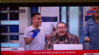 PHILLIP BUTTERS PAGA APUESTA A NICOLAS LUCAR EN PROGRAMA EN VIVO