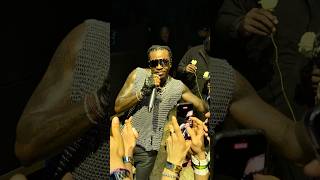 Gunna gives flowers to his fans in Paris… no one expected this 🌹😳 #gunna #concert #adidasarena