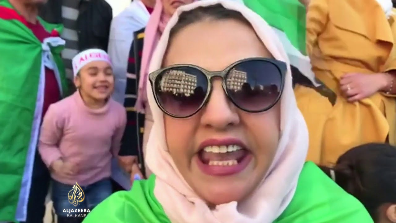 يطالب ملايين الجزائريين بتغيير الحكومة
