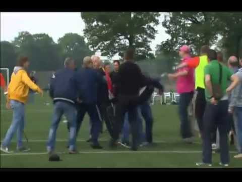 Gehandicapte voetballers op de vuist met elkaar tijdens Belgi-Nederland