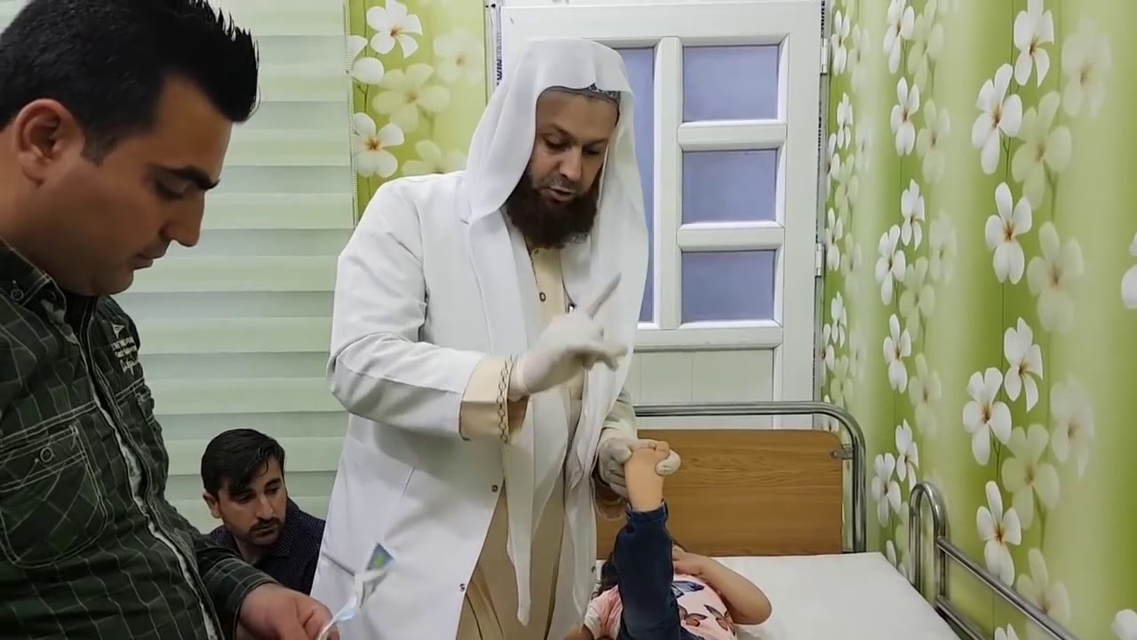 A child who is unable to paralyze walking, God willing, directly in front of people A child who is unable to paralyze walking, God willing, directly in front of people