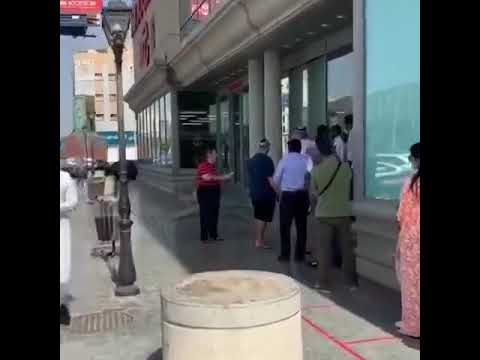 تواصل أمانة جدة تنظيم الدخول للأسواق التجارية وتعقيم عربات التسوق بهدف توفير بيئة آمنة للمتسوقين