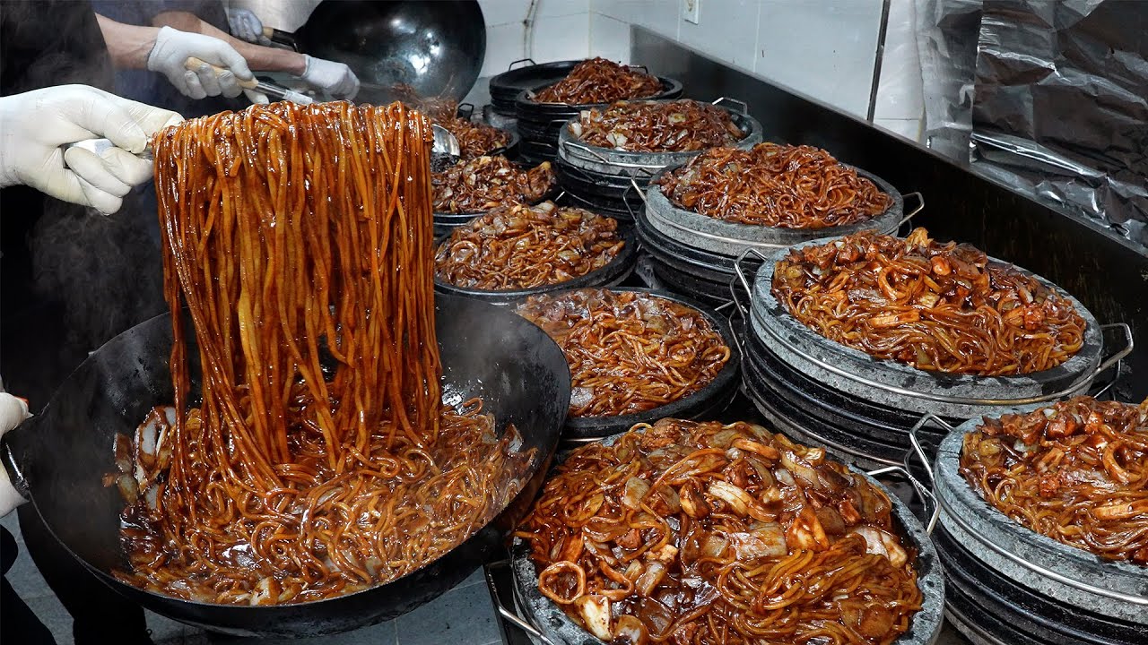 짬뽕, 탕수육 안파는 중국집? 250도 돌판 짜장면 한가지로 대박난! 라면, 부침개도 공짜로 주는 돌판 짜장면집┃Jajangmyeon / Korean street food