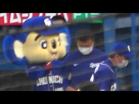 2022.04.06 佐々岡のせいで監督からメンバー表をもらえなくなったドアラ