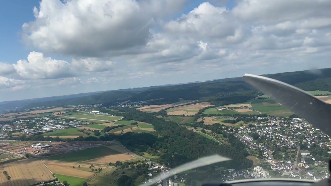 8/9  Queranflug auf Flugplatz Trier-Föhren / Heimat Deutschland von oben