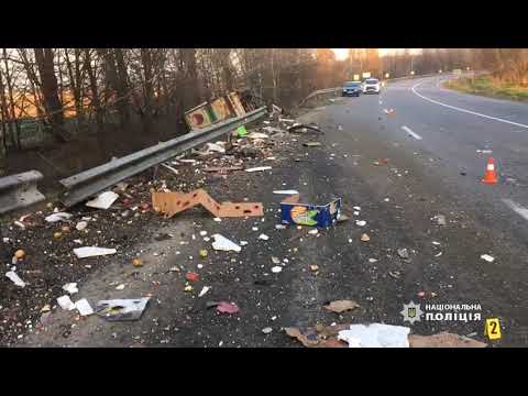 Поліція розслідує обставини аварії в Немирівському районі, в якій загинули водії вантажівок