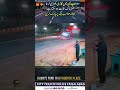 ٹاپ لین پر گاڑی کھڑی کرنا   ٹریفک کی روانی میں رکاوٹ بنتا ہے