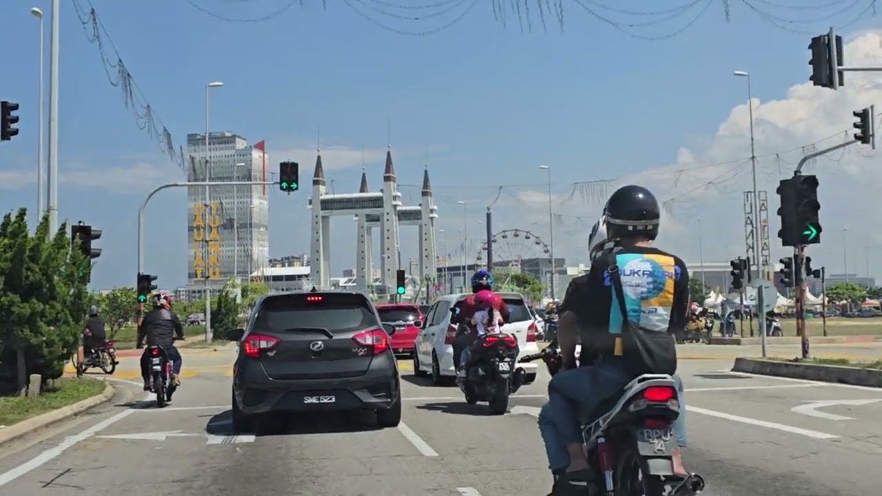 Suasana di laluan Pantai Seberang Takir ke Jambatan Angkat. Kehadiran RXZ Members hampir 100K
