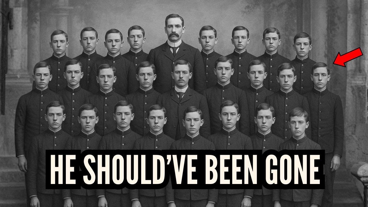 Фотография класса 1901 года хранилась в архиве... Пока не удалось опознать одного ученика. Он уме...