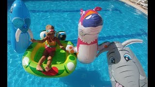 Eski evde havuzdayız, havuz oyuncaklarından seçiyoruz, eğlenceli çocuk videosu